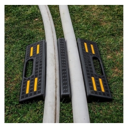 Mostek przejazdowy gumowy  do węży pożarniczych 2x75  z uchwytem, składany